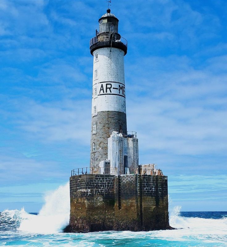 photo du phare armen en balade en bateau en Bretagne Finistère avec Archipel pro.