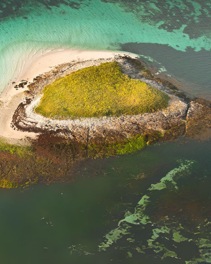 vue aérienne sur ile Glénan lors de la promenade en mer archipel Pro dans l'archipel des iles Glénan.