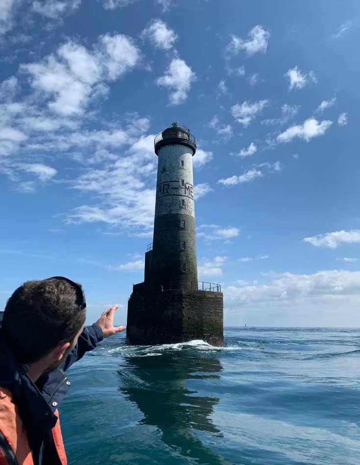 photo du phare Ar-Men et du guide de Archipel sur le bateau en excursion spécial phare Île de Sein.