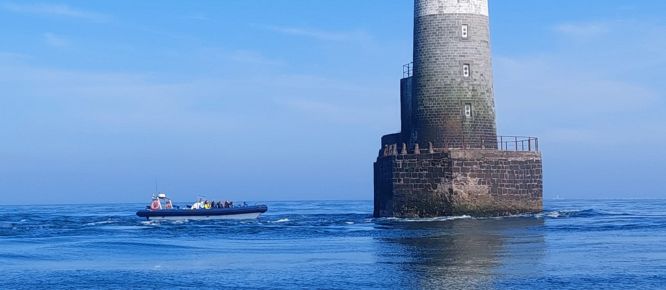 bateau près du phare Armen en mer