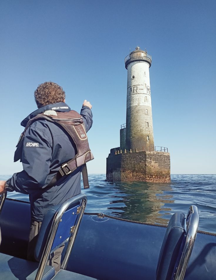 phare Armen sortie bateau Sein Phare Armen en pleine mer vu du bateau ARCHIPEL, excursion en mer depuis ile de Sein